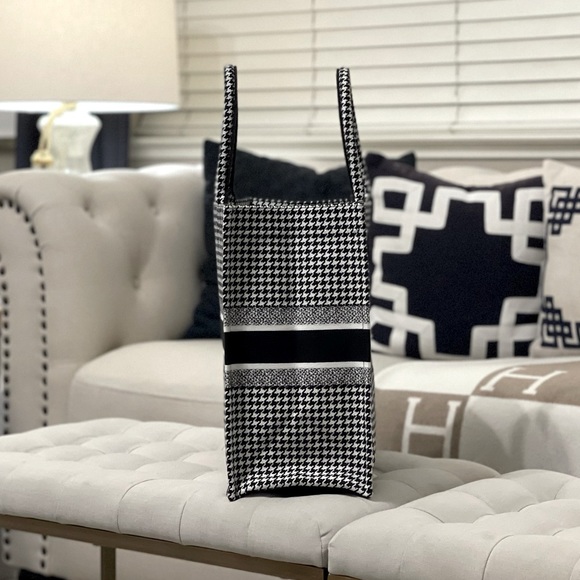 Christian Dior Book Tote in Canvas Embroidered Black and White Houndstooth - Picture 4 of 11